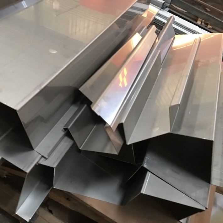 不锈钢家居装饰构件的应用 定制圆形包边柱、踢脚线与排水档条